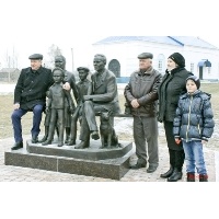Открытие памятника крестьянской семье в Красной Звезде_8