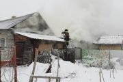 Спасатели эвакуировали пожилую женщину из горящего дома